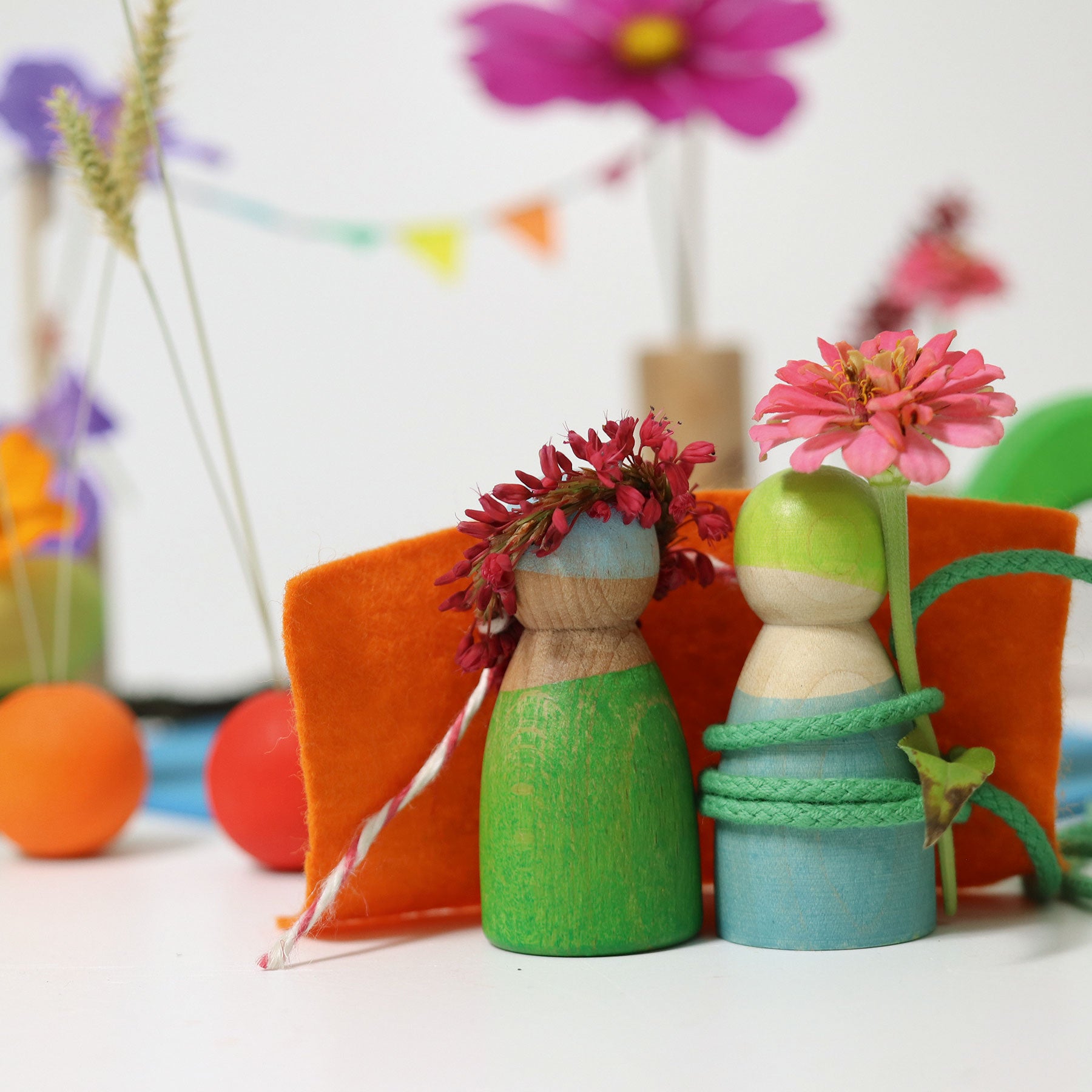 Set joc small world din lemn cu căsuță și accesorii, Small World Play in the Woods – Grimms