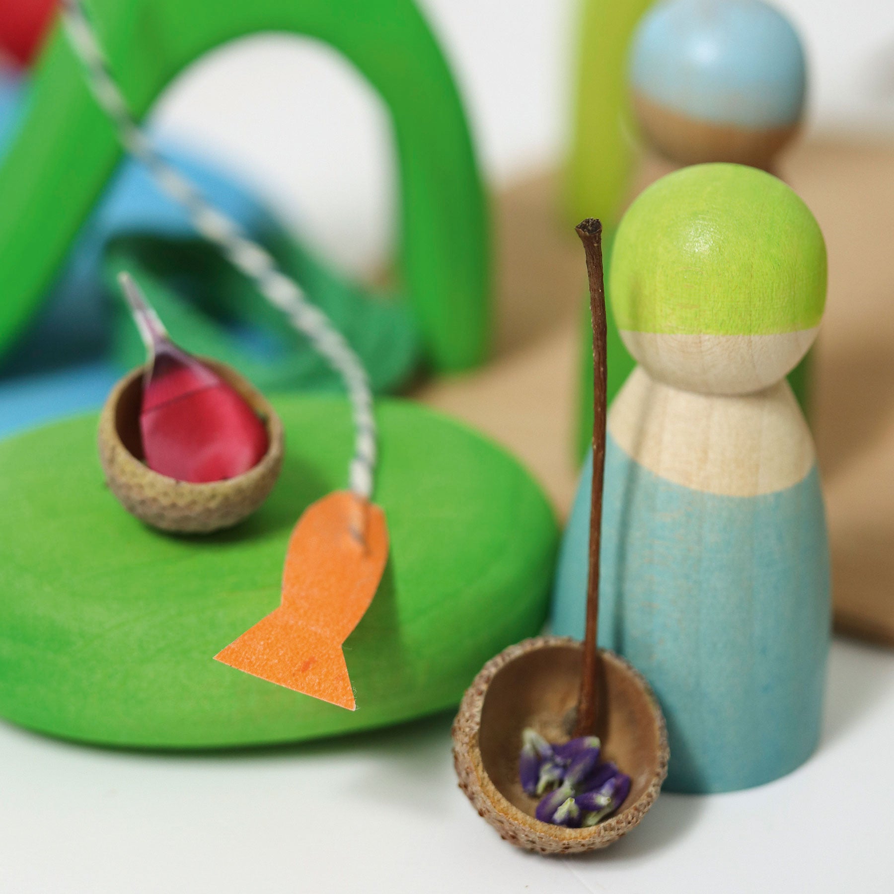Set joc small world din lemn cu căsuță și accesorii, Small World Play in the Woods – Grimms