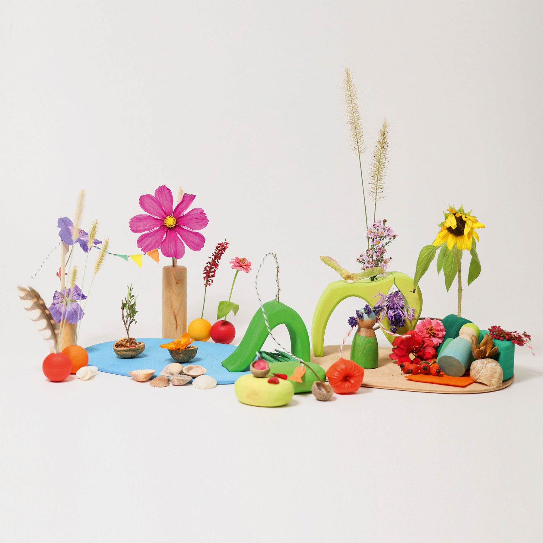 Set joc small world din lemn cu căsuță și accesorii, Small World Play in the Woods – Grimms