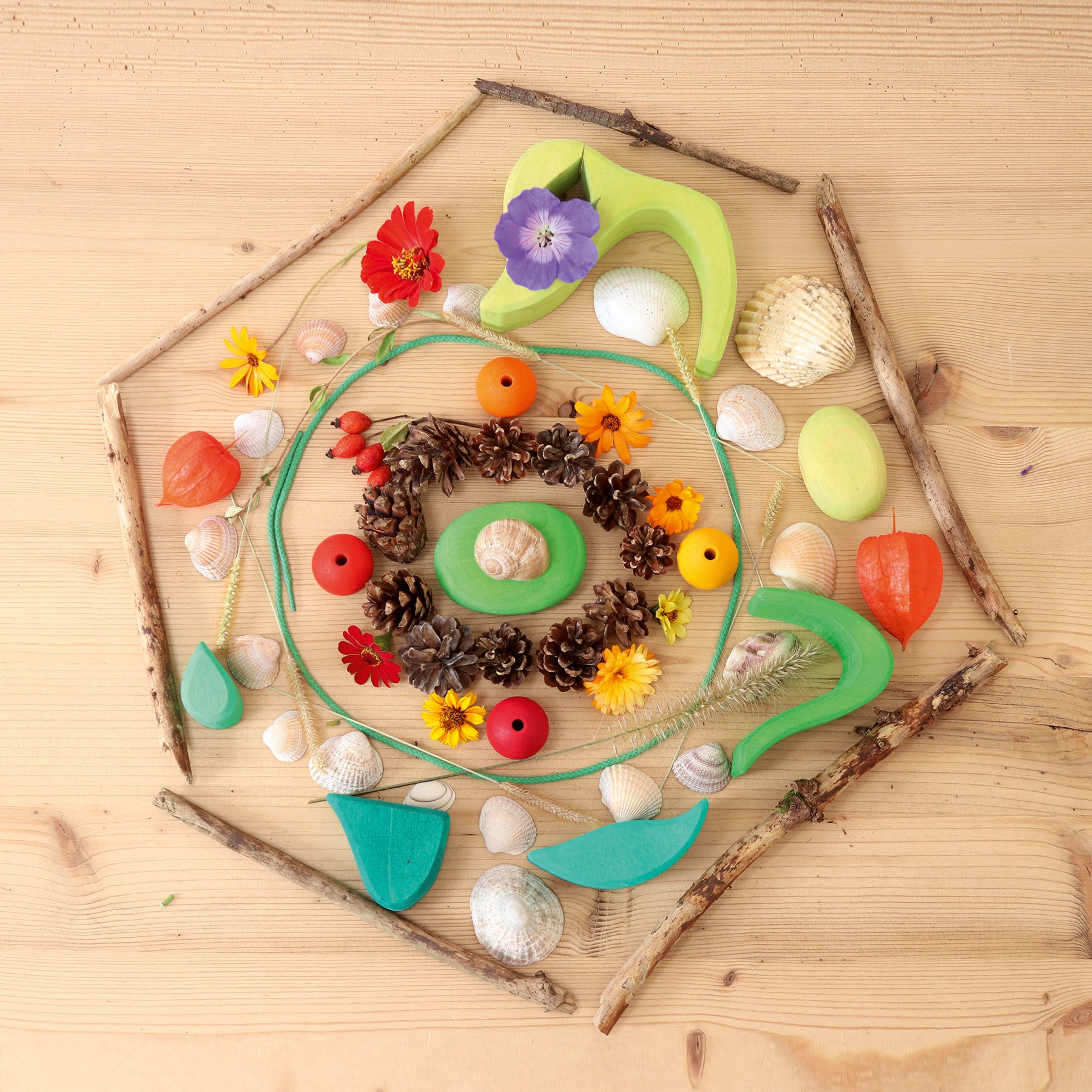 Set joc small world din lemn cu căsuță și accesorii, Small World Play in the Woods – Grimms
