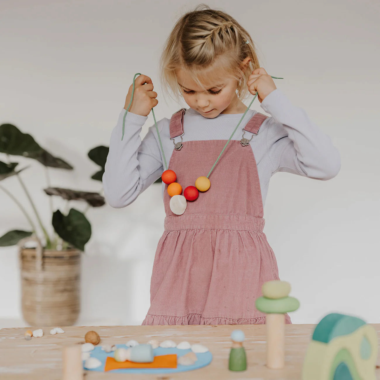 Set joc small world din lemn cu căsuță și accesorii, Small World Play in the Woods – Grimms