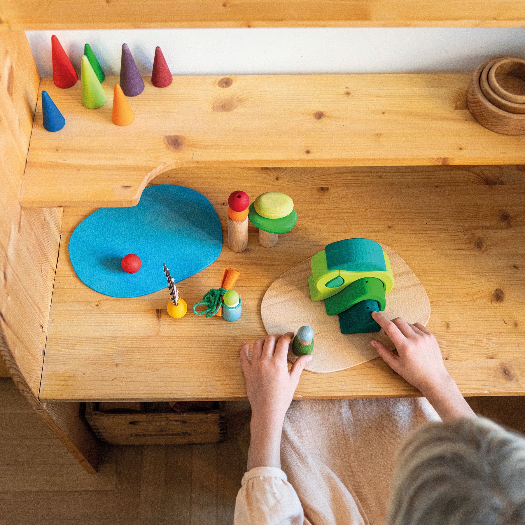 Set joc small world din lemn cu căsuță și accesorii, Small World Play in the Woods – Grimms
