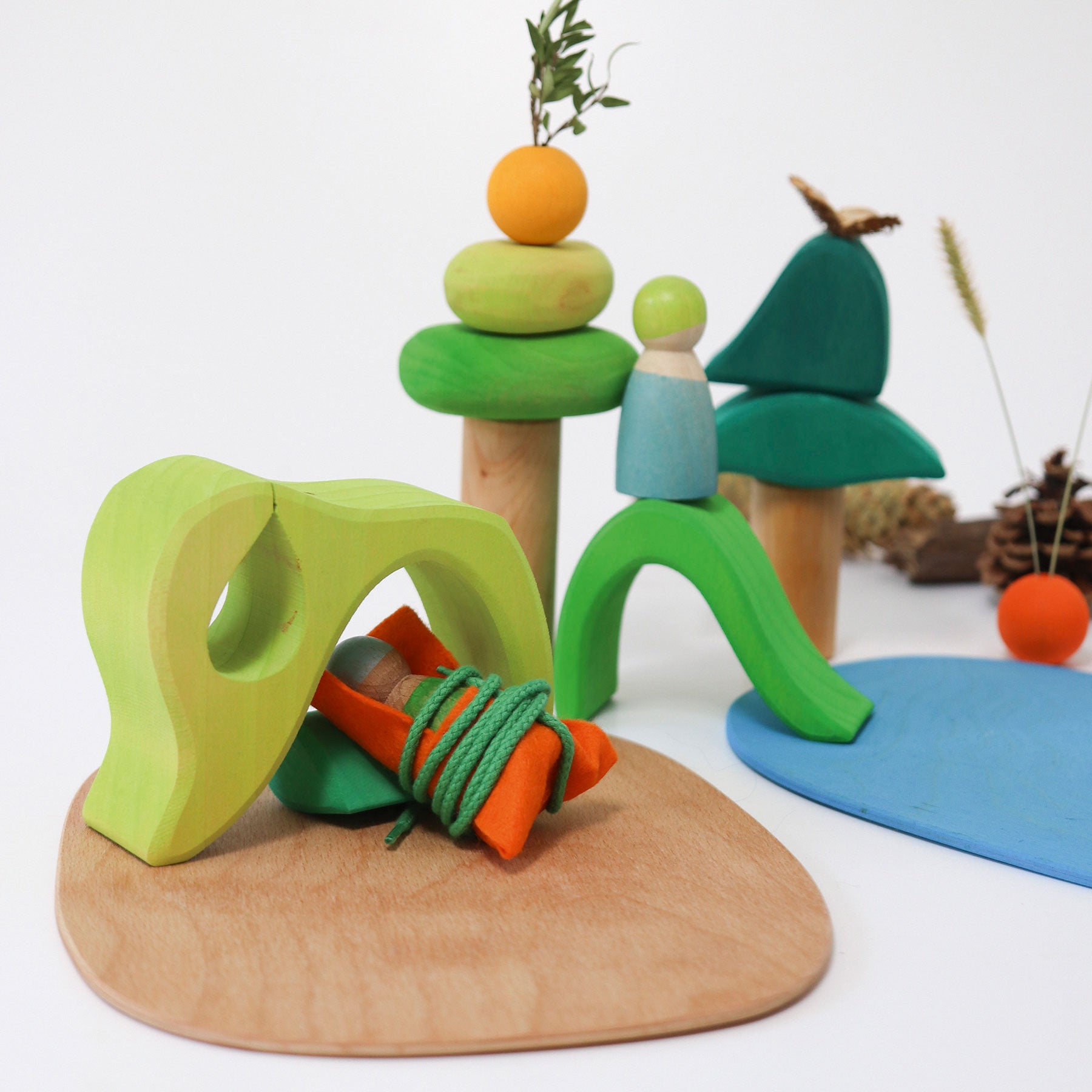 Set joc small world din lemn cu căsuță și accesorii, Small World Play in the Woods – Grimms