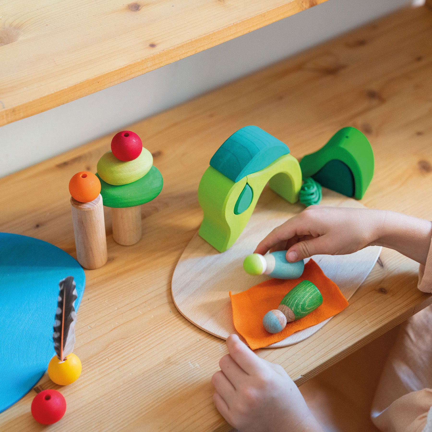Set joc small world din lemn cu căsuță și accesorii, Small World Play in the Woods – Grimms