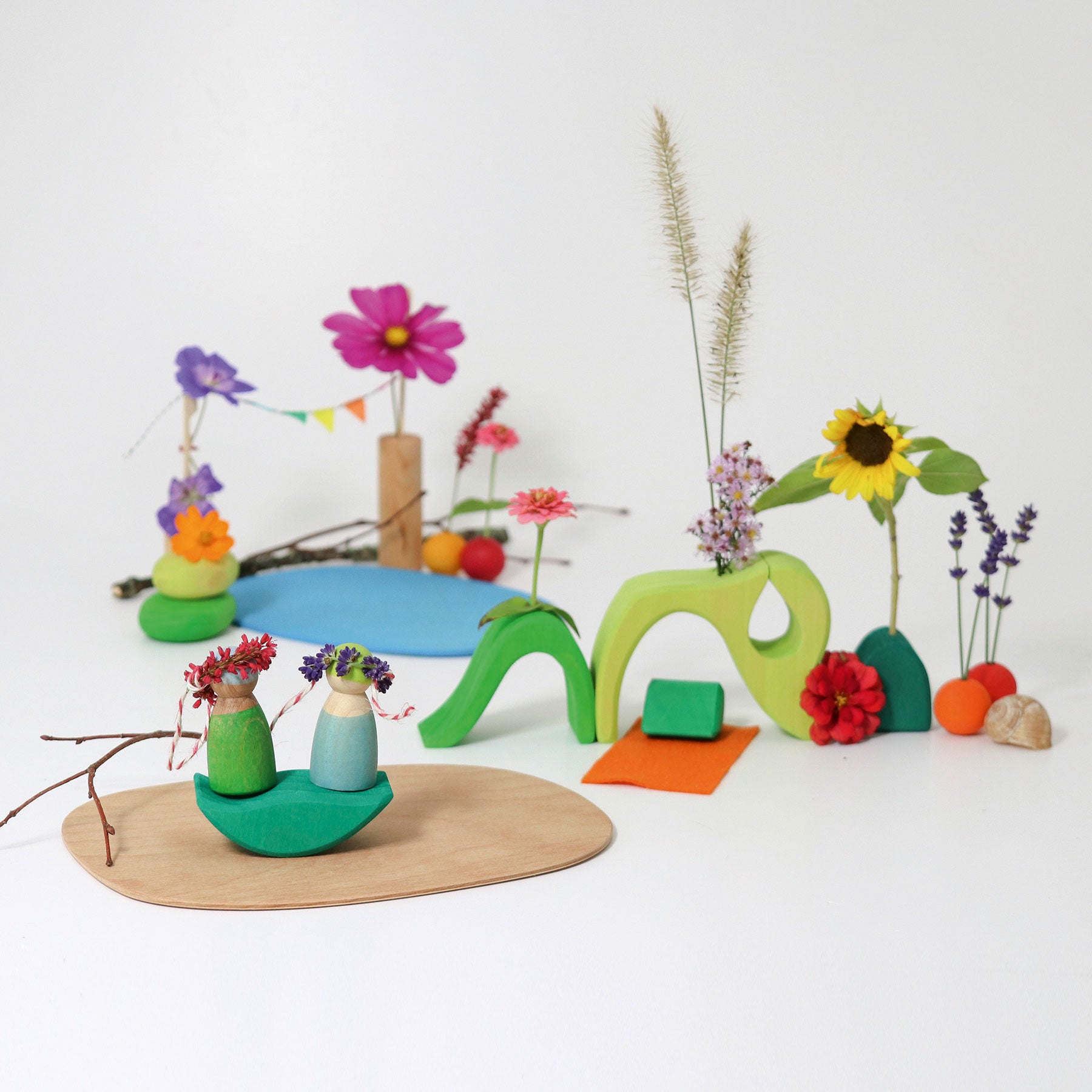 Set joc small world din lemn cu căsuță și accesorii, Small World Play in the Woods – Grimms