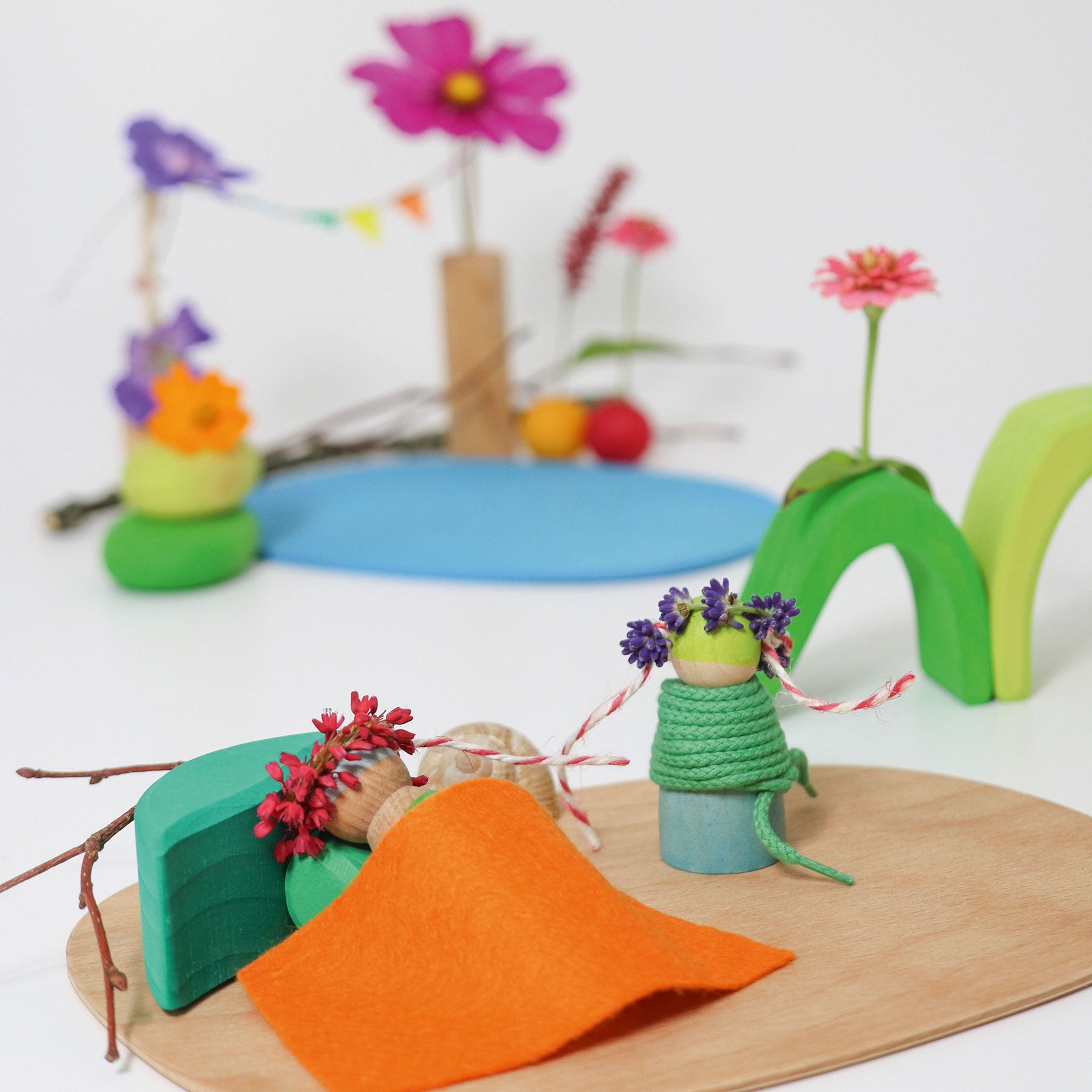 Set joc small world din lemn cu căsuță și accesorii, Small World Play in the Woods – Grimms