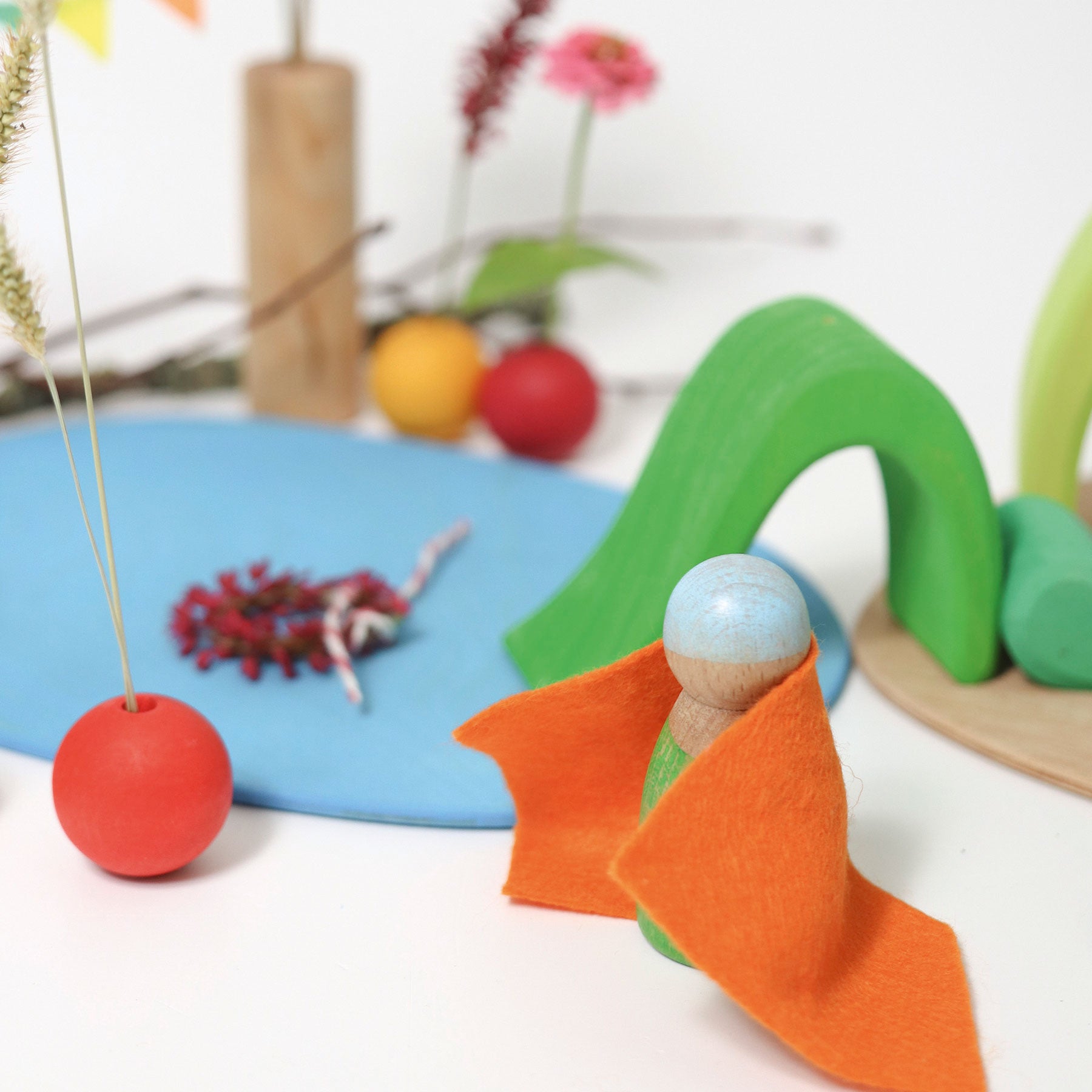 Set joc small world din lemn cu căsuță și accesorii, Small World Play in the Woods – Grimms