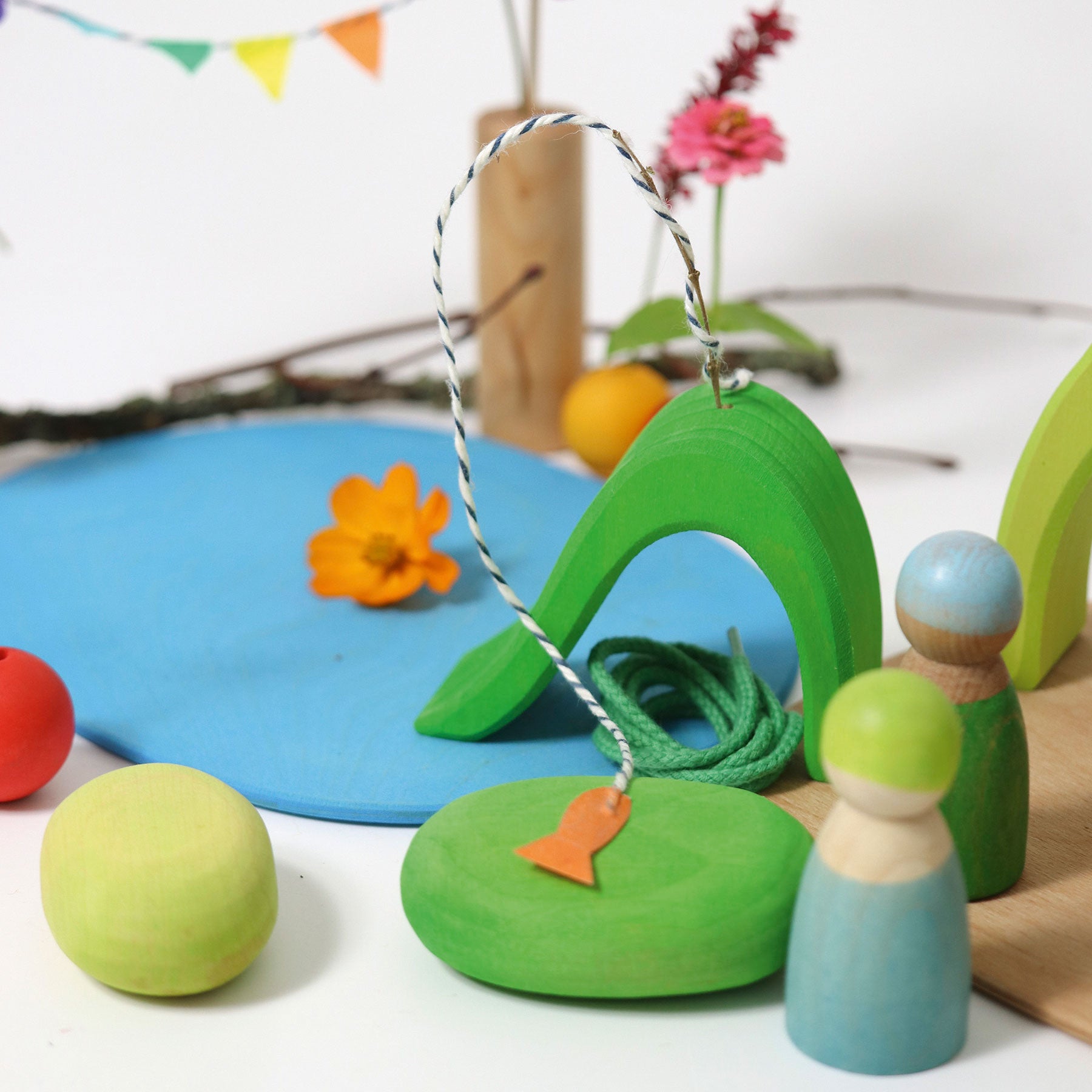 Set joc small world din lemn cu căsuță și accesorii, Small World Play in the Woods – Grimms