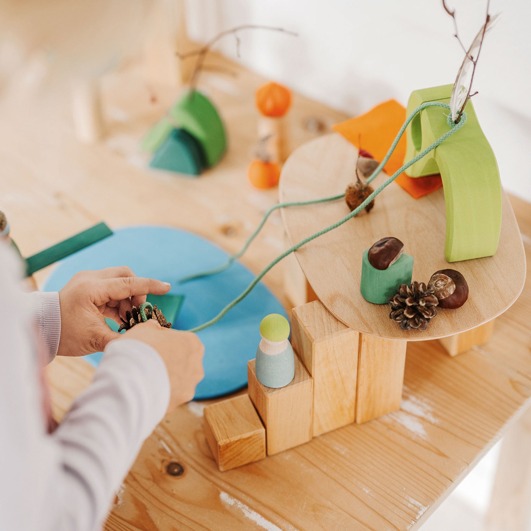 Set joc small world din lemn cu căsuță și accesorii, Small World Play in the Woods – Grimms