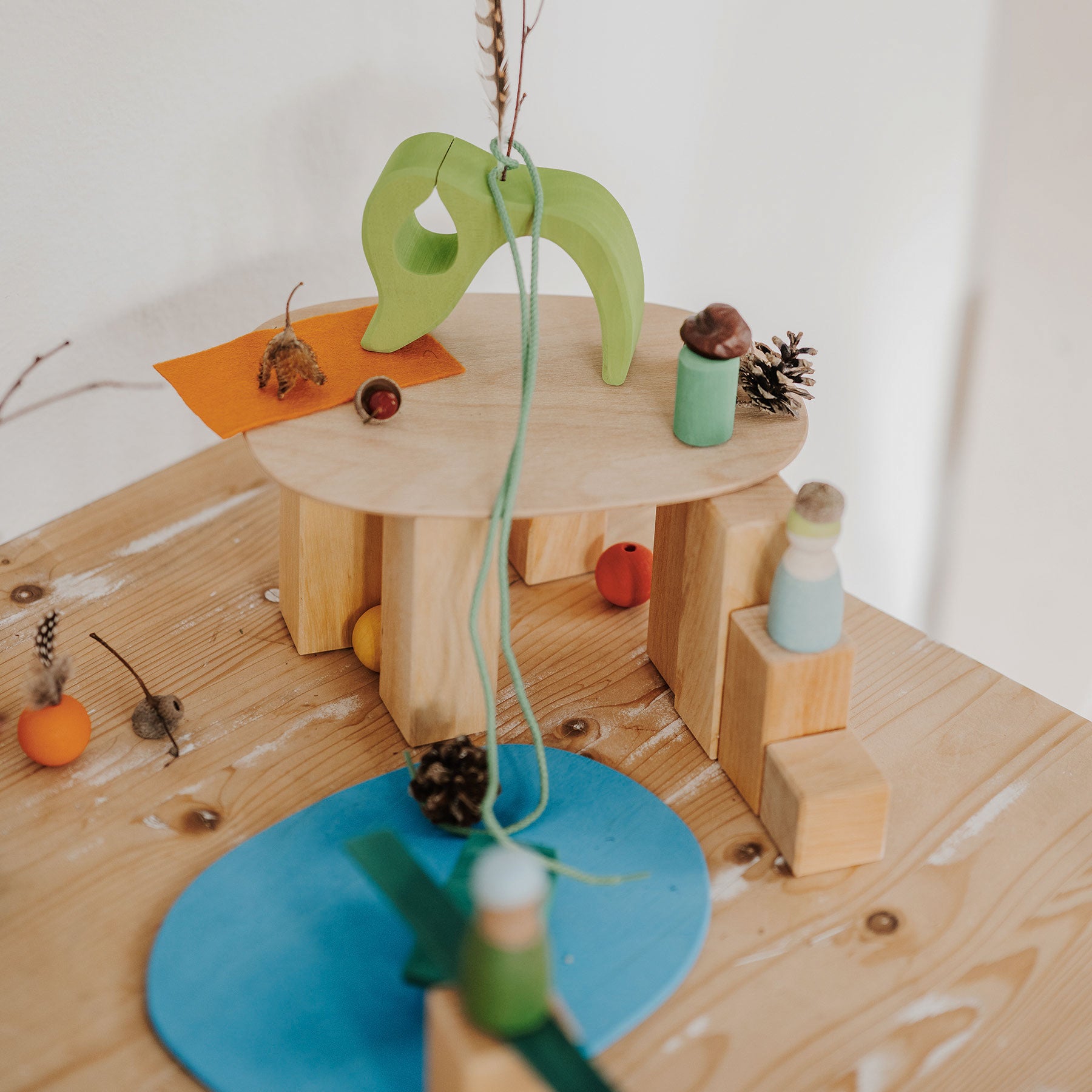 Set joc small world din lemn cu căsuță și accesorii, Small World Play in the Woods – Grimms