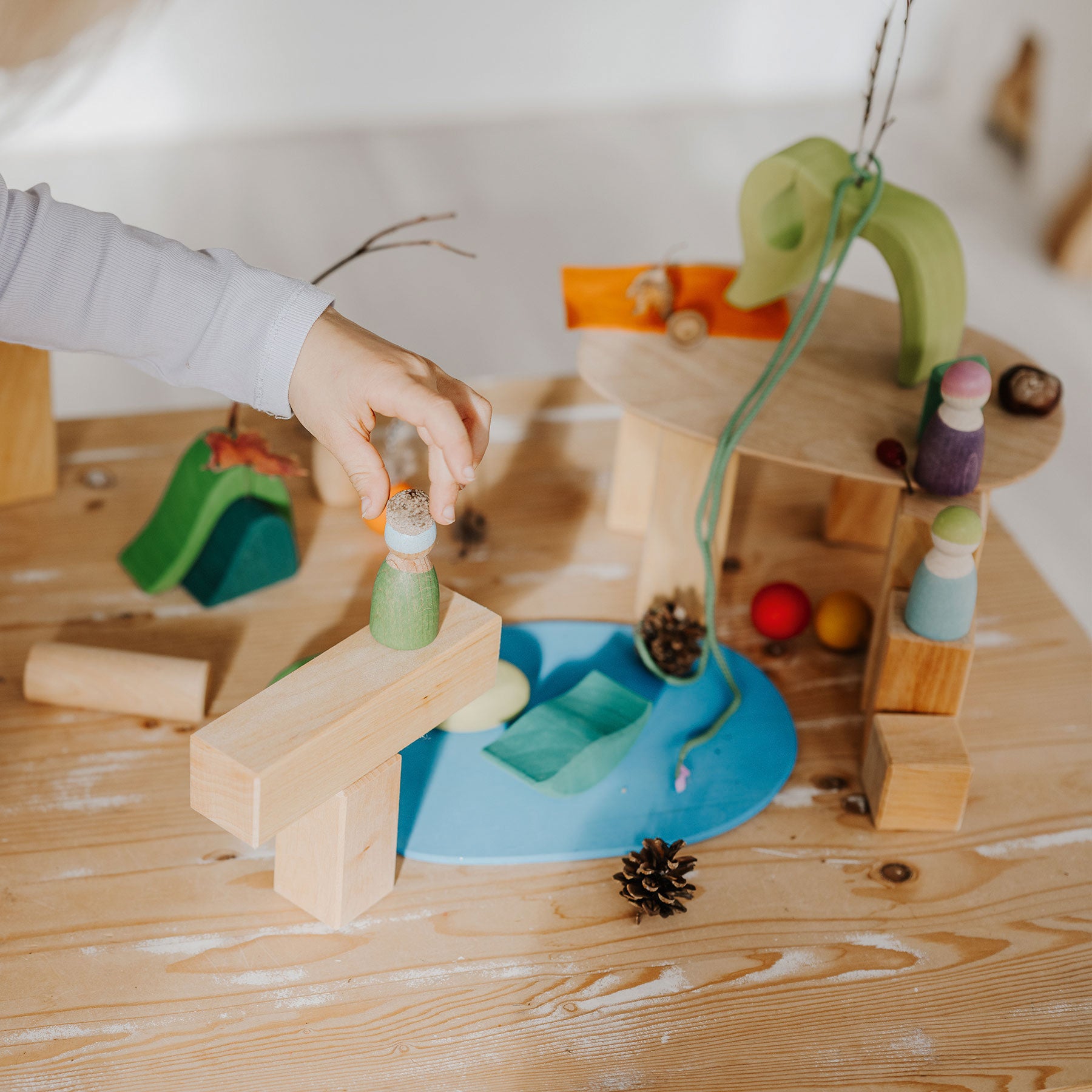 Set joc small world din lemn cu căsuță și accesorii, Small World Play in the Woods – Grimms