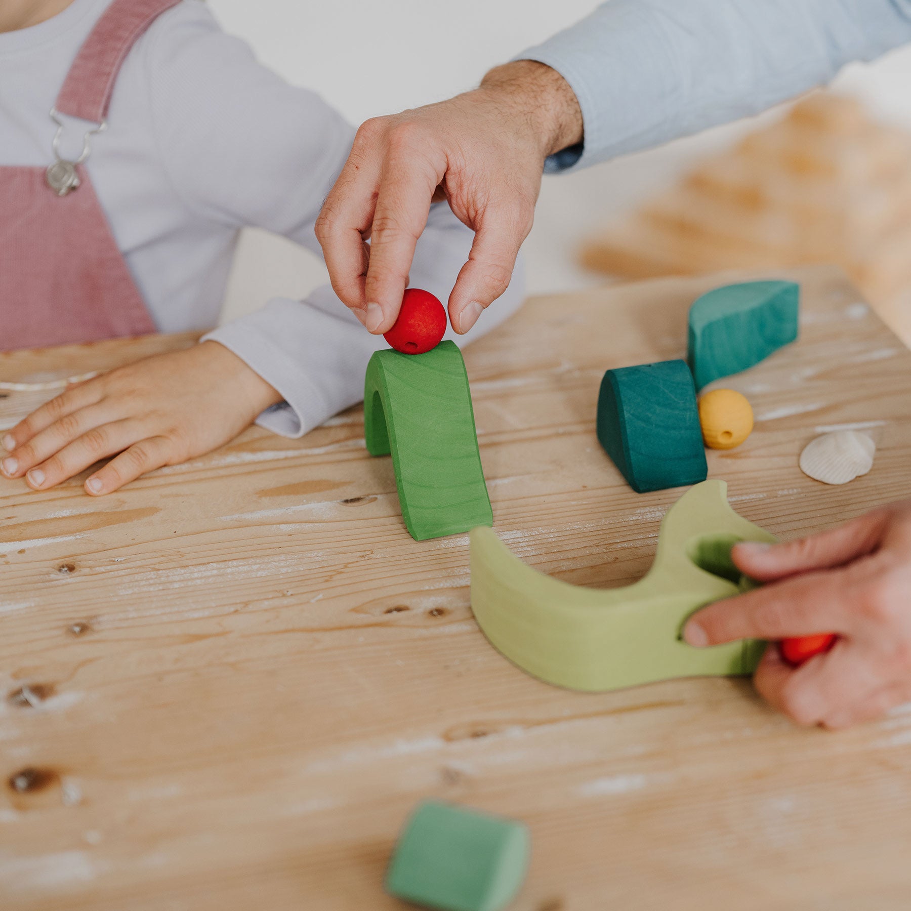 Set joc small world din lemn cu căsuță și accesorii, Small World Play in the Woods – Grimms