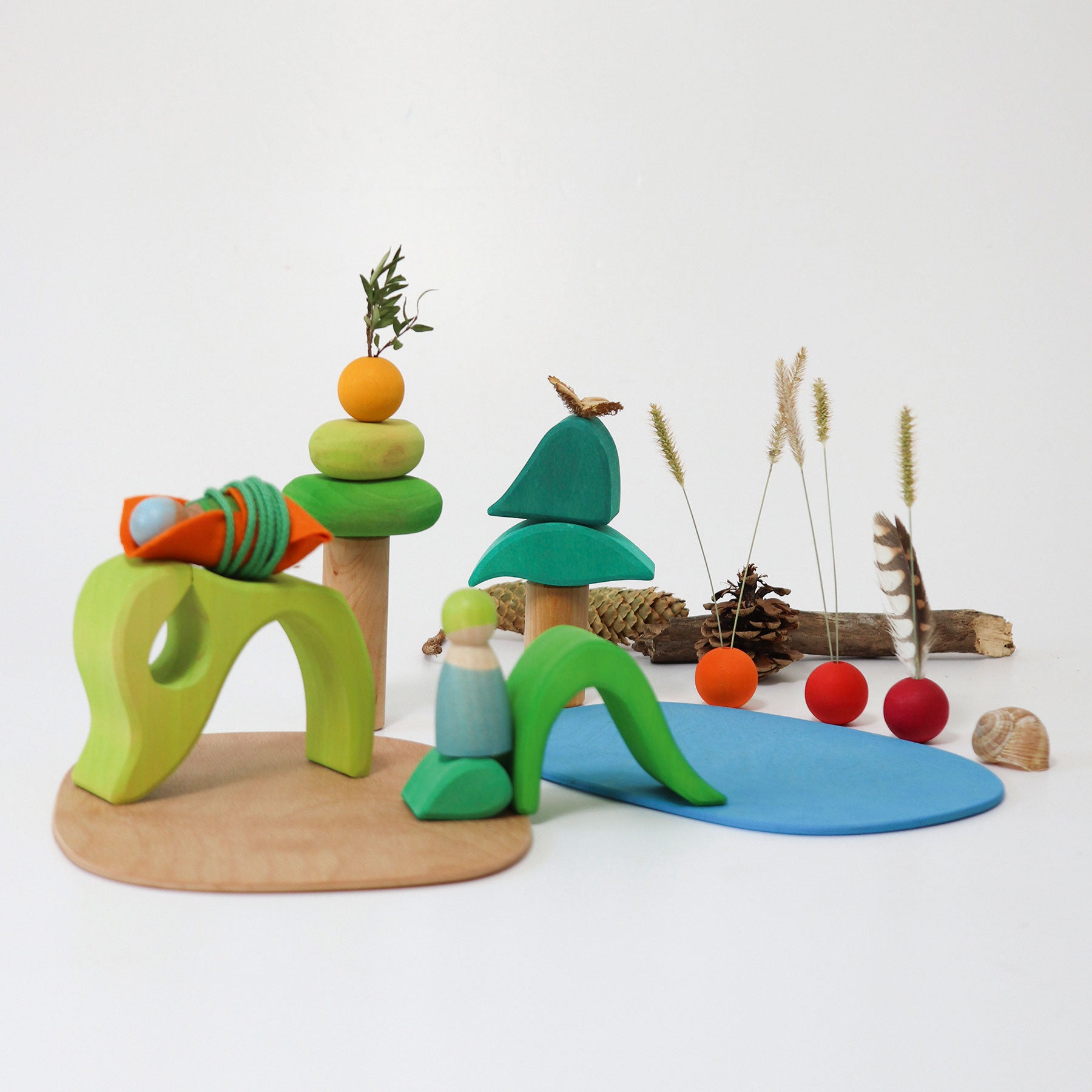 Set joc small world din lemn cu căsuță și accesorii, Small World Play in the Woods – Grimms
