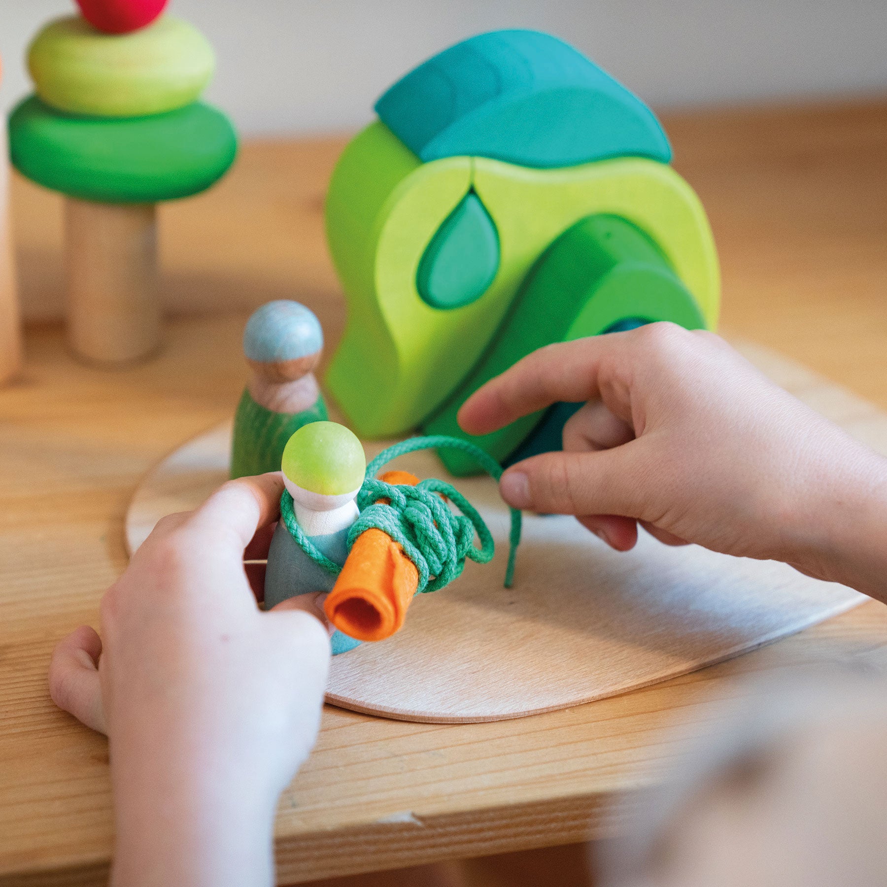 Set joc small world din lemn cu căsuță și accesorii, Small World Play in the Woods – Grimms