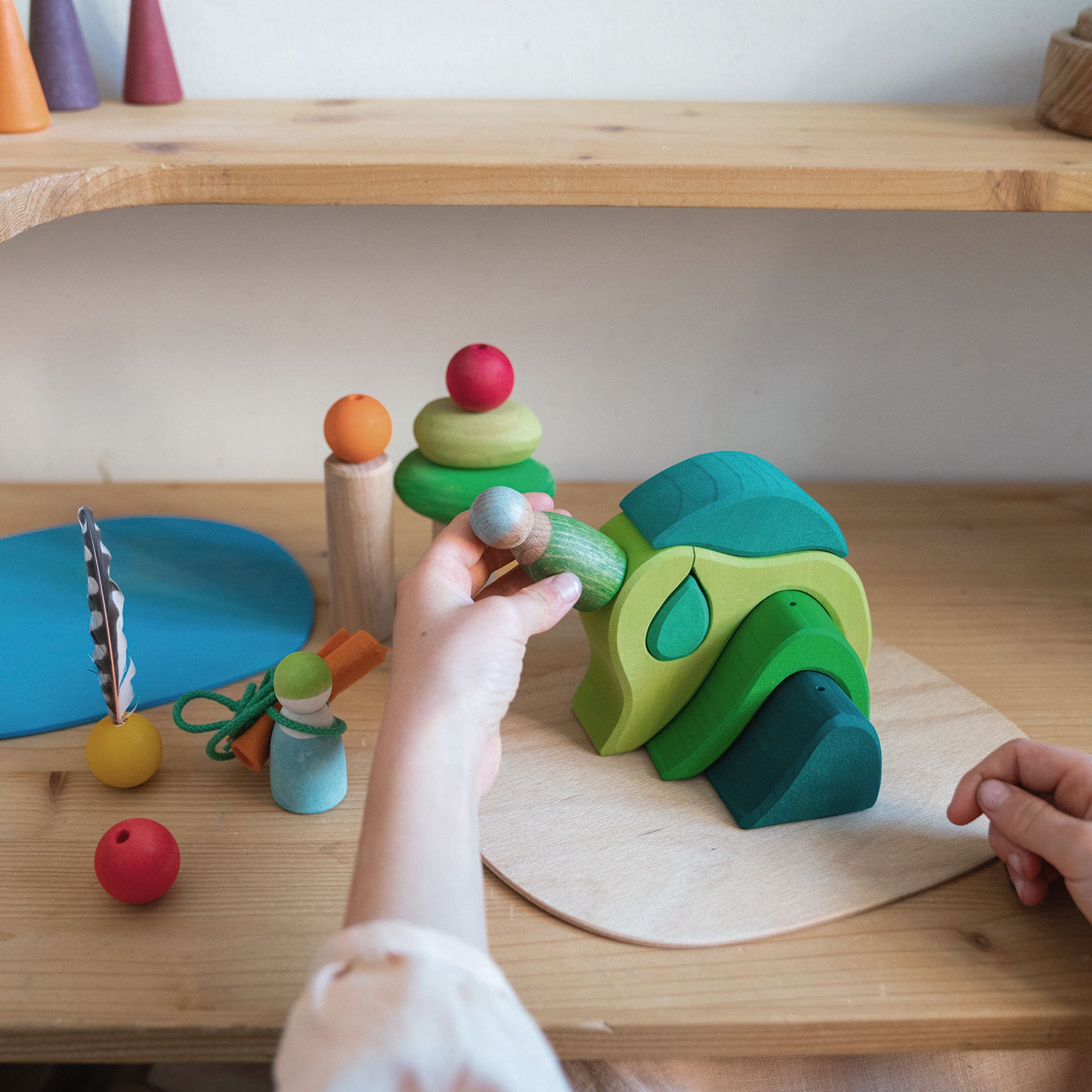 Set joc small world din lemn cu căsuță și accesorii, Small World Play in the Woods – Grimms