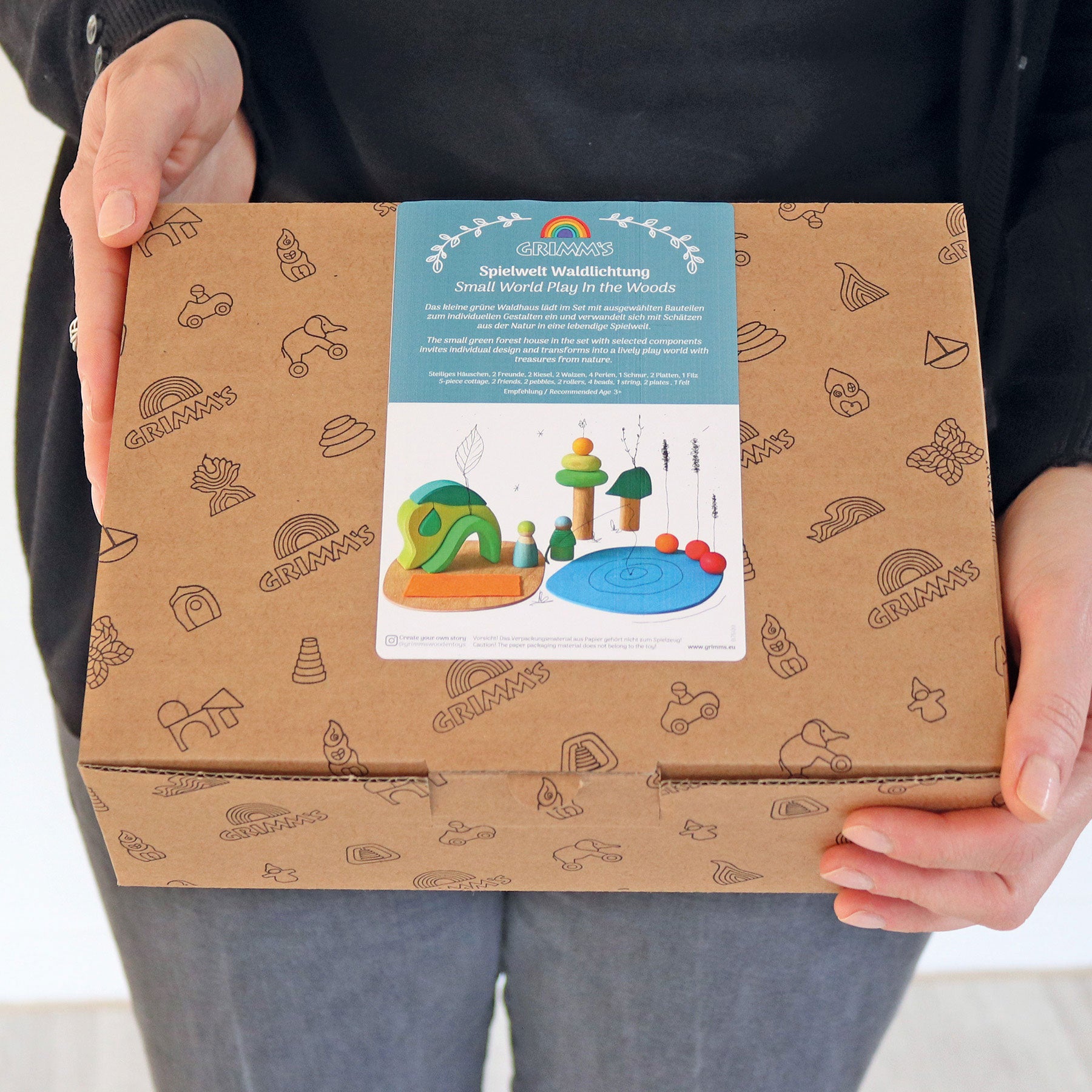Set joc small world din lemn cu căsuță și accesorii, Small World Play in the Woods – Grimms