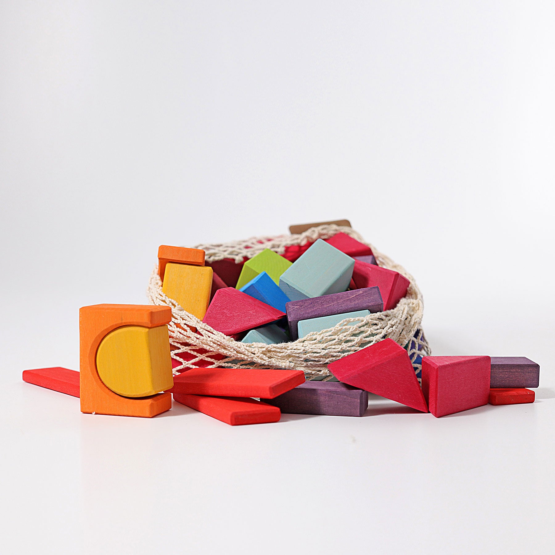Set 60 cuburi geometrice din lemn colorate, 60 Colored Geo-Blocks – Grimms