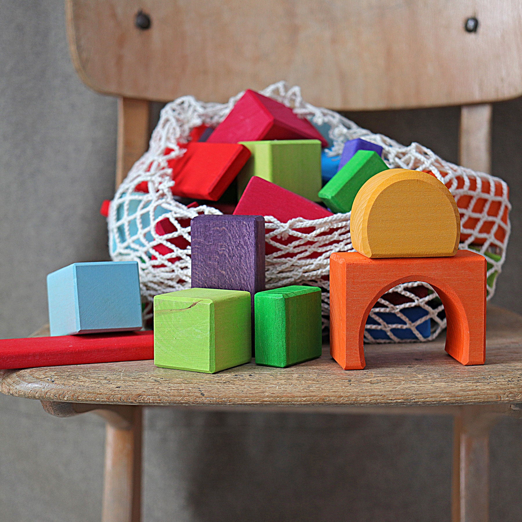 Set 60 cuburi geometrice din lemn colorate, 60 Colored Geo-Blocks – Grimms